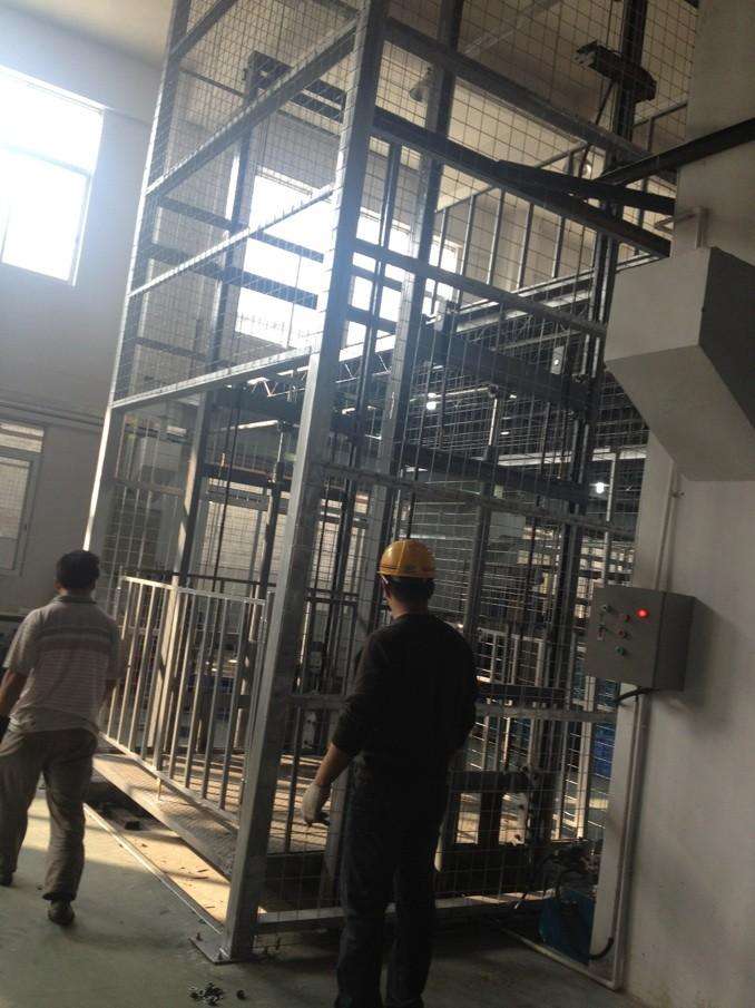 是一種非剪叉式液壓升降臺(tái)。適用于二三層工業(yè)廠房、餐廳、酒樓樓層間的貨物傳輸。低高度在150-300mm，尤其適合不能開挖坑的工作場(chǎng)所。并且無須上部吊點(diǎn)。形式多樣化(單柱、雙柱、四柱)。設(shè)備運(yùn)行平穩(wěn)，操作簡(jiǎn)單可靠，具有液壓、電氣多種保護(hù)，貨物傳輸經(jīng)濟(jì)便捷。