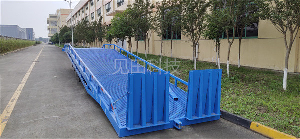 成都見田科技成功交付美涂士集團(tuán)移動(dòng)登車橋